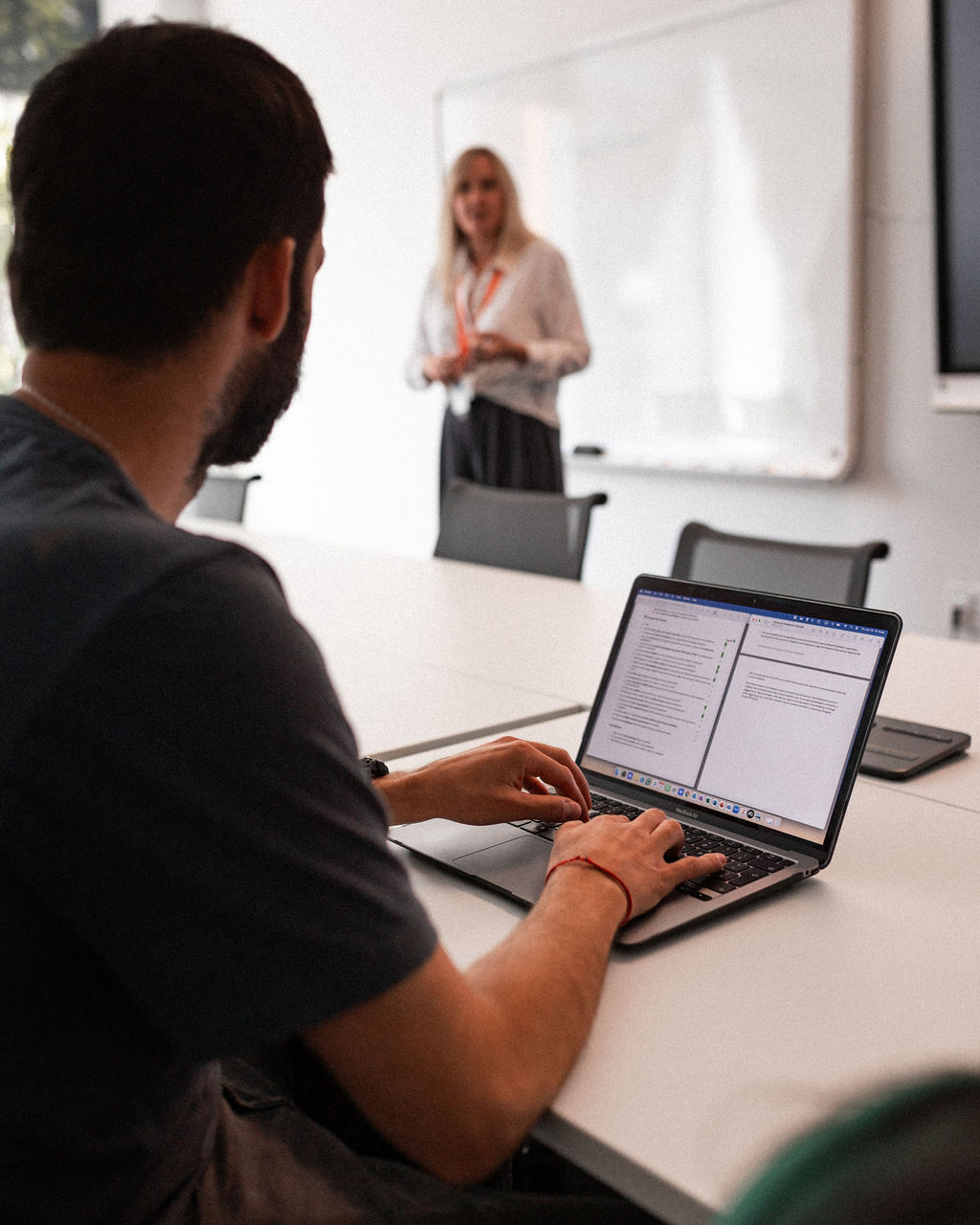 Un étudiant de l&#039;université Adler prend des notes lors d&#039;une conférence au campus Adler de Vancouver.